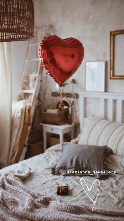 Balon z helem w pudełku